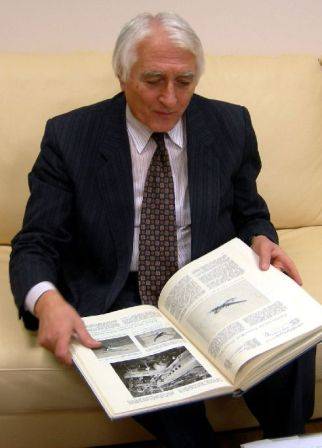 ceda_janic_sa_godisnjakom.jpg ceda_janic_sa_godisnjakom.jpg