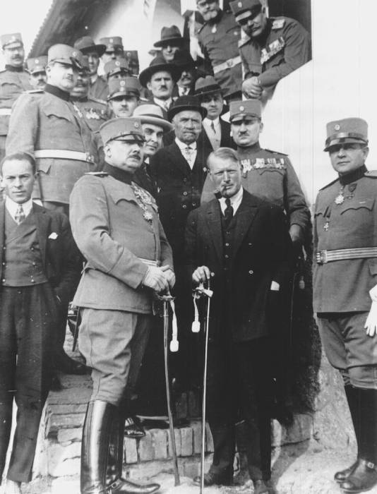 арчибалд_рајс_свечана_додела_сабље_испред_куће.jpg арчибалд_рајс_свечана_додела_сабље_испред_куће.jpg
