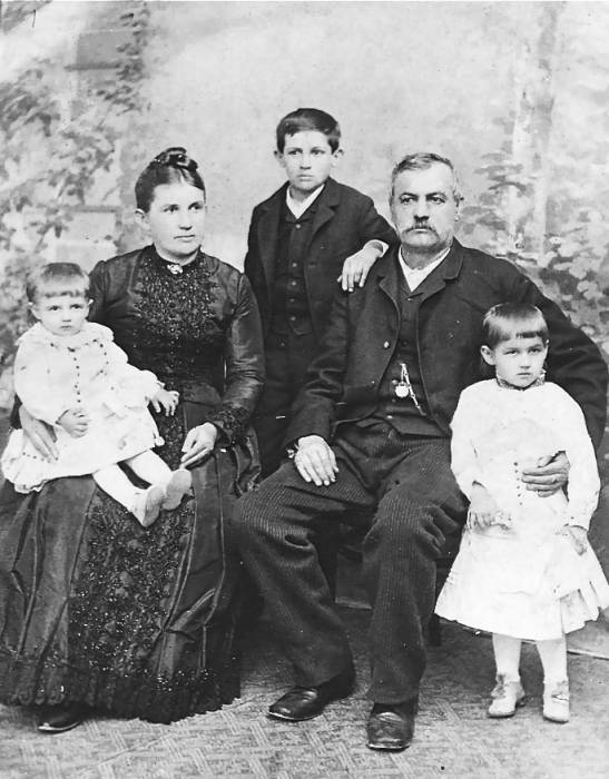 јован_скерлић_са_родитељима_и_сестрама.jpg јован_скерлић_са_родитељима_и_сестрама.jpg